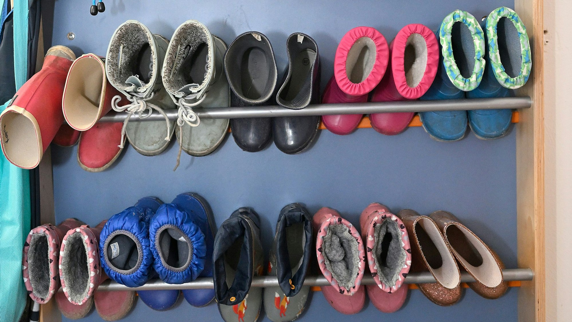 Schuhe und Stiefel in einem Kindergarten.