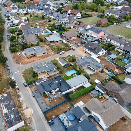 Die Stadt Euskirchen will mit der Feuerwehr in Roitzheim wieder eine Löschgruppe aufbauen. Das Luftbild zeigt Roitzheim aus der Luft.