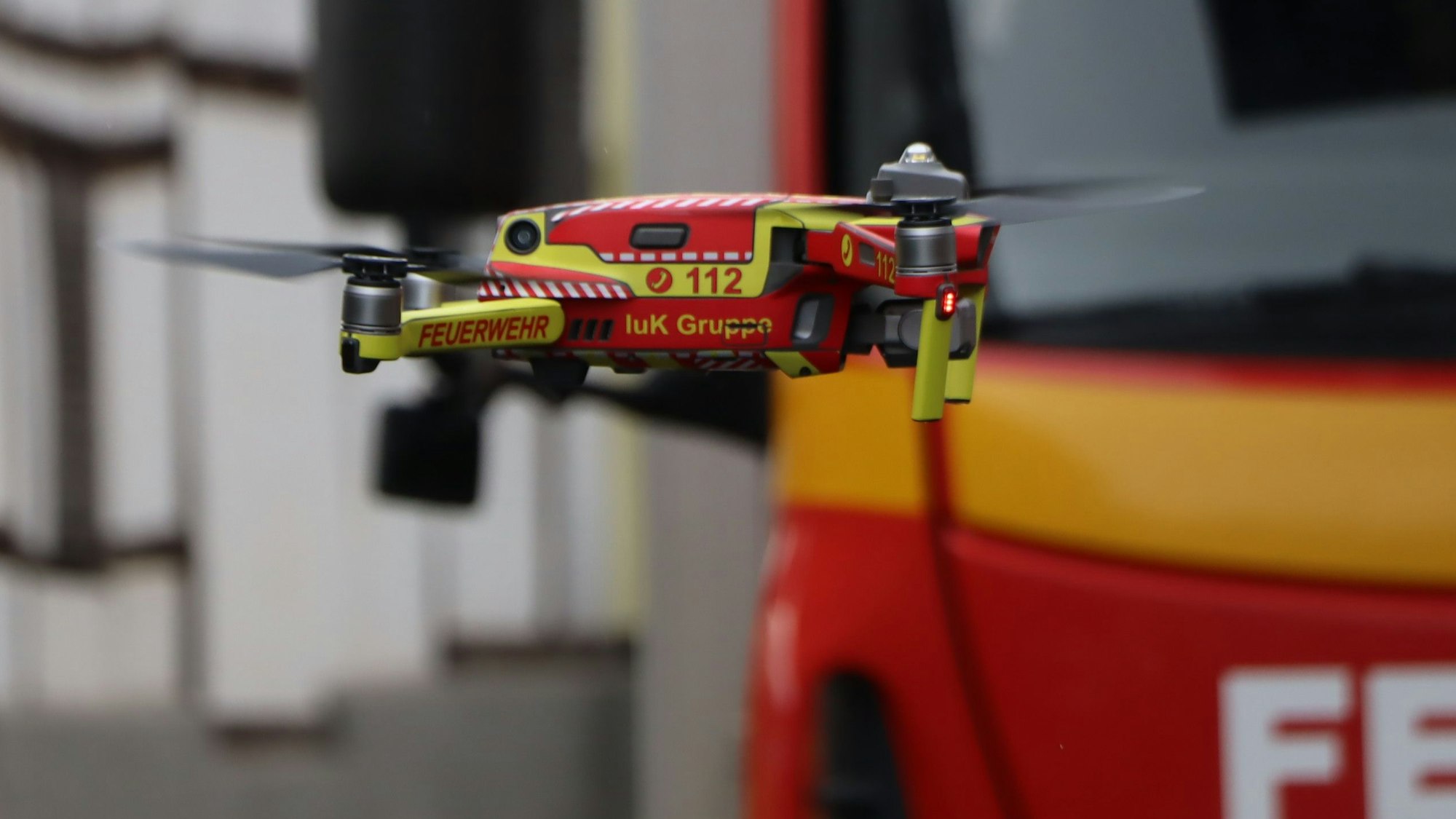 Eine Feuerwehrdrohne bei einem Einsatz in Hürth.
