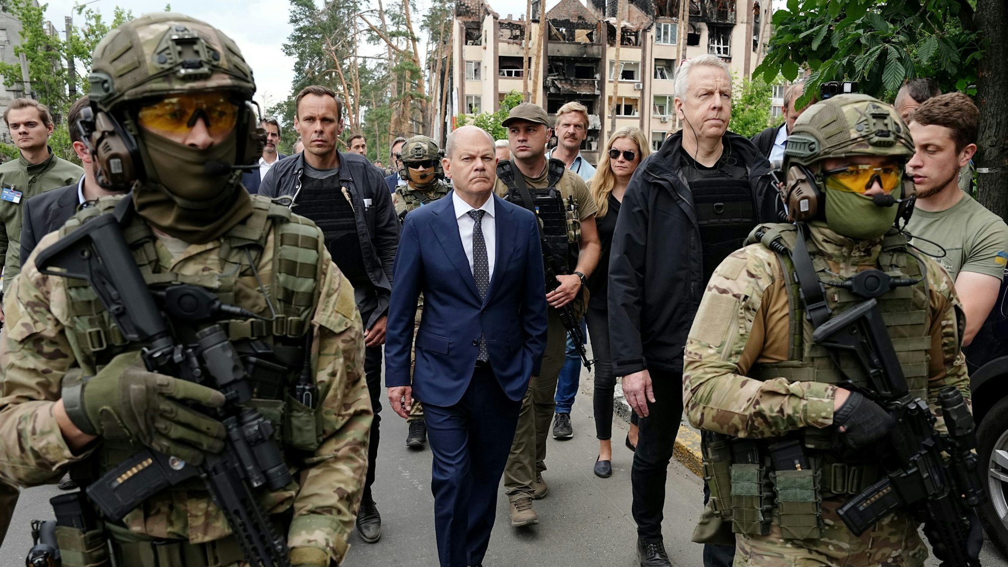 An den Trümmern in Irpin: Bundeskanzler Olaf Scholz (M, SPD) besuchte nach großer Kritik die Ukraine im Juni 2022.