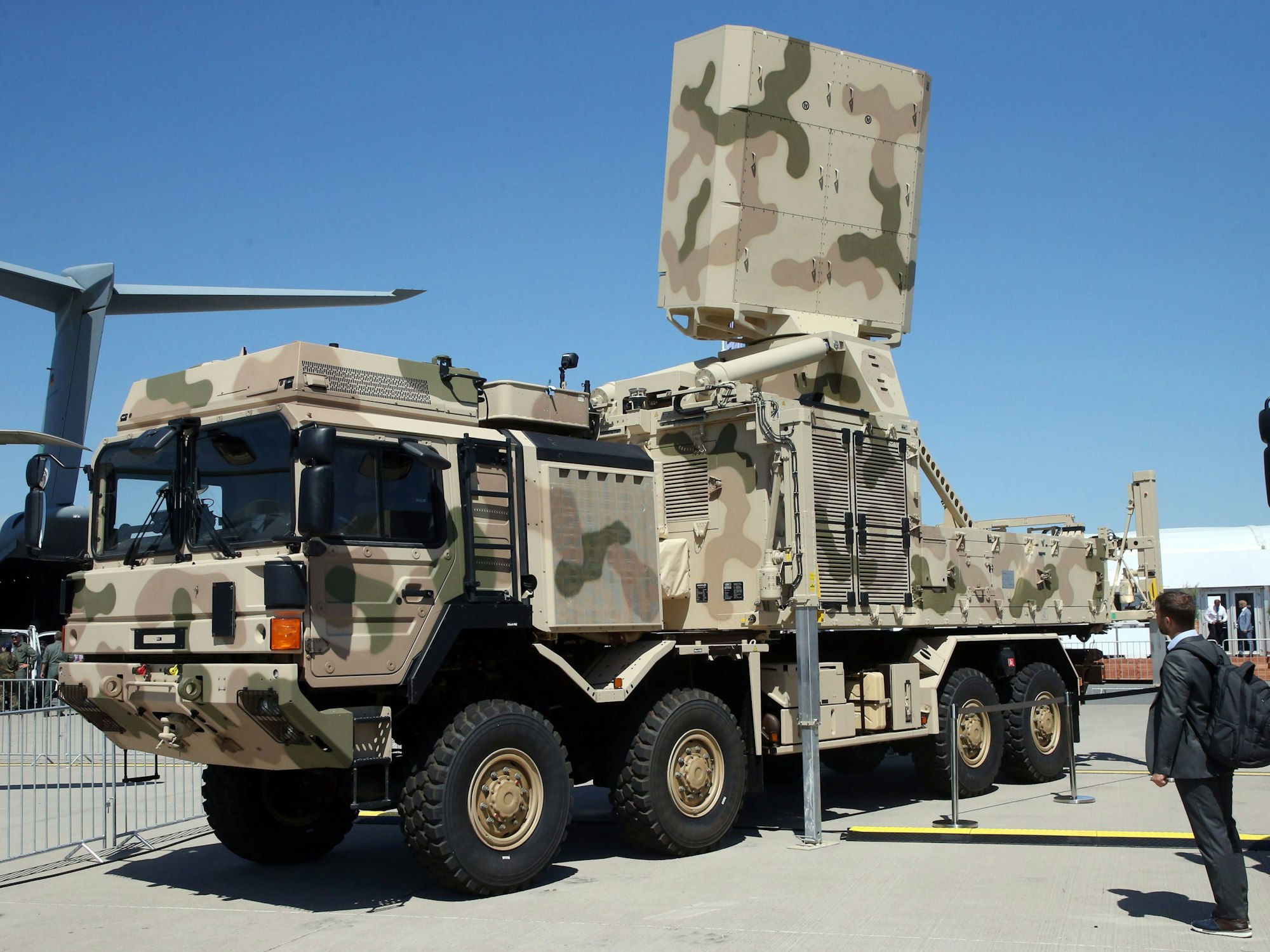 Ein Fachbesucher betrachtet auf der Internationalen Luft- und Raumfahrtausstellung ILA ein Flugabwehr-Waffensystem.