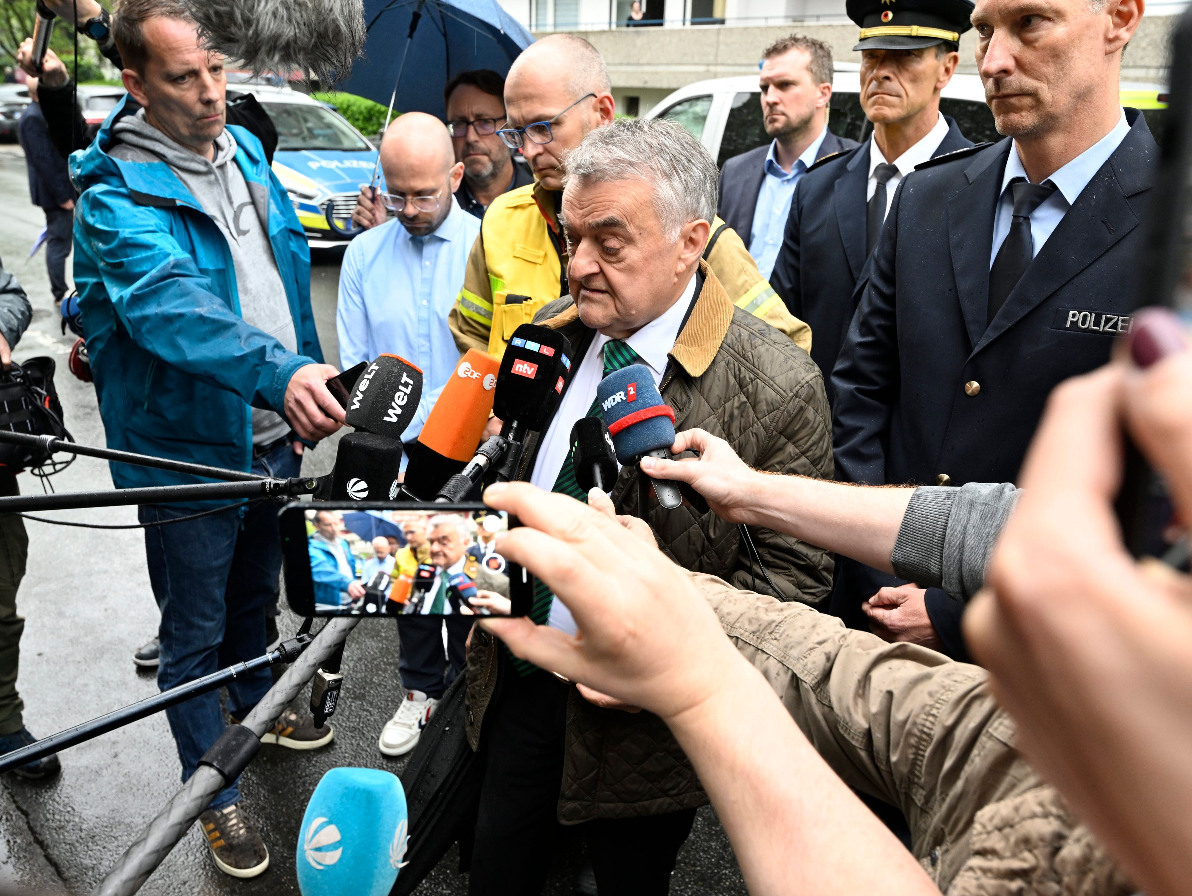 Herbert Reul (CDU), Innenminister von Nordrhein-Westfalen, spricht am Tatort zu den Journalisten.