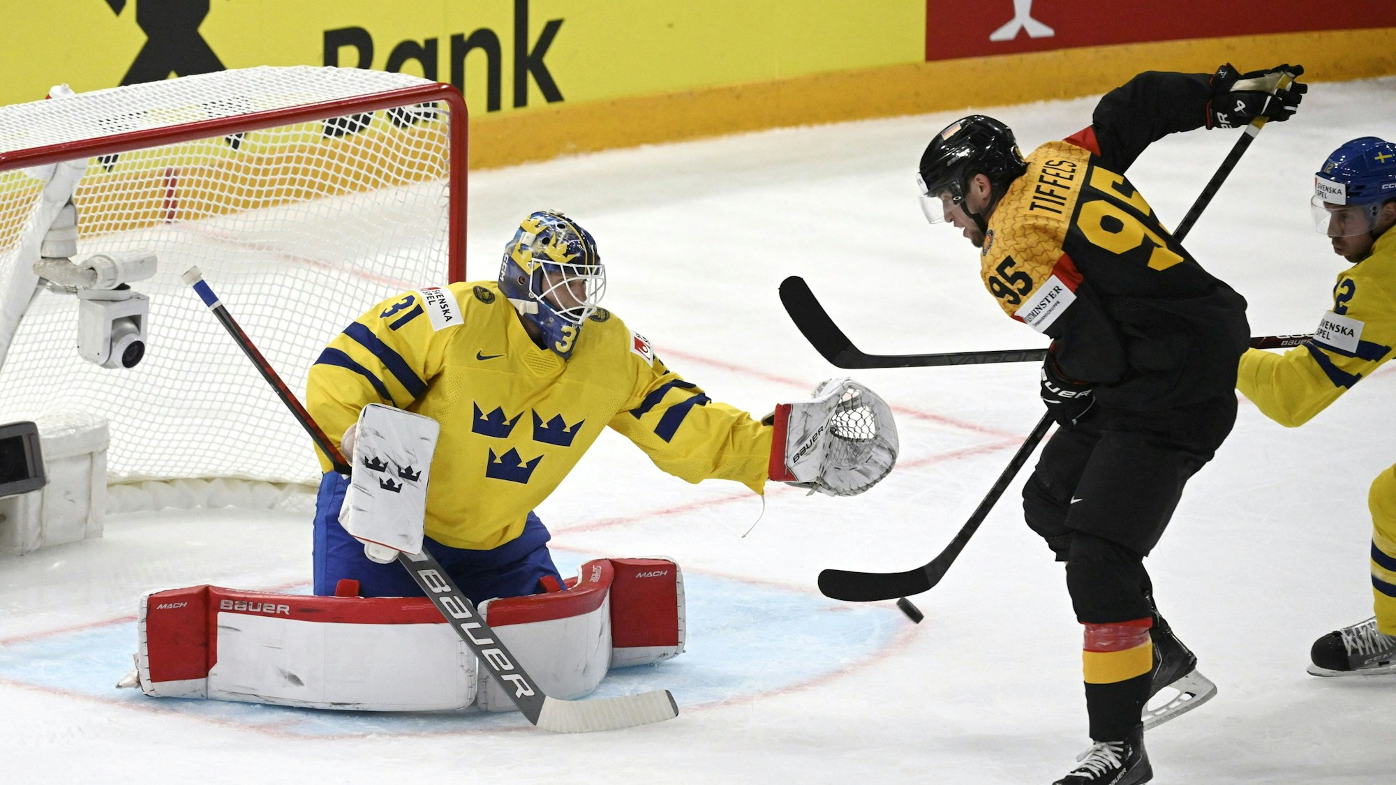 Frederik Tiffels (r) aus Deutschland gegen Torhüter Lars Johansson aus Schweden.