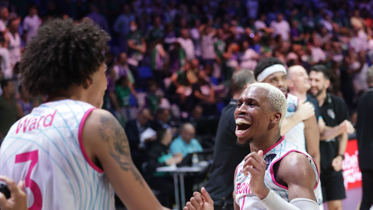 Geschafft: TJ Shorts und Tyson Ward feiern den Halbfinalsieg gegen Malaga.