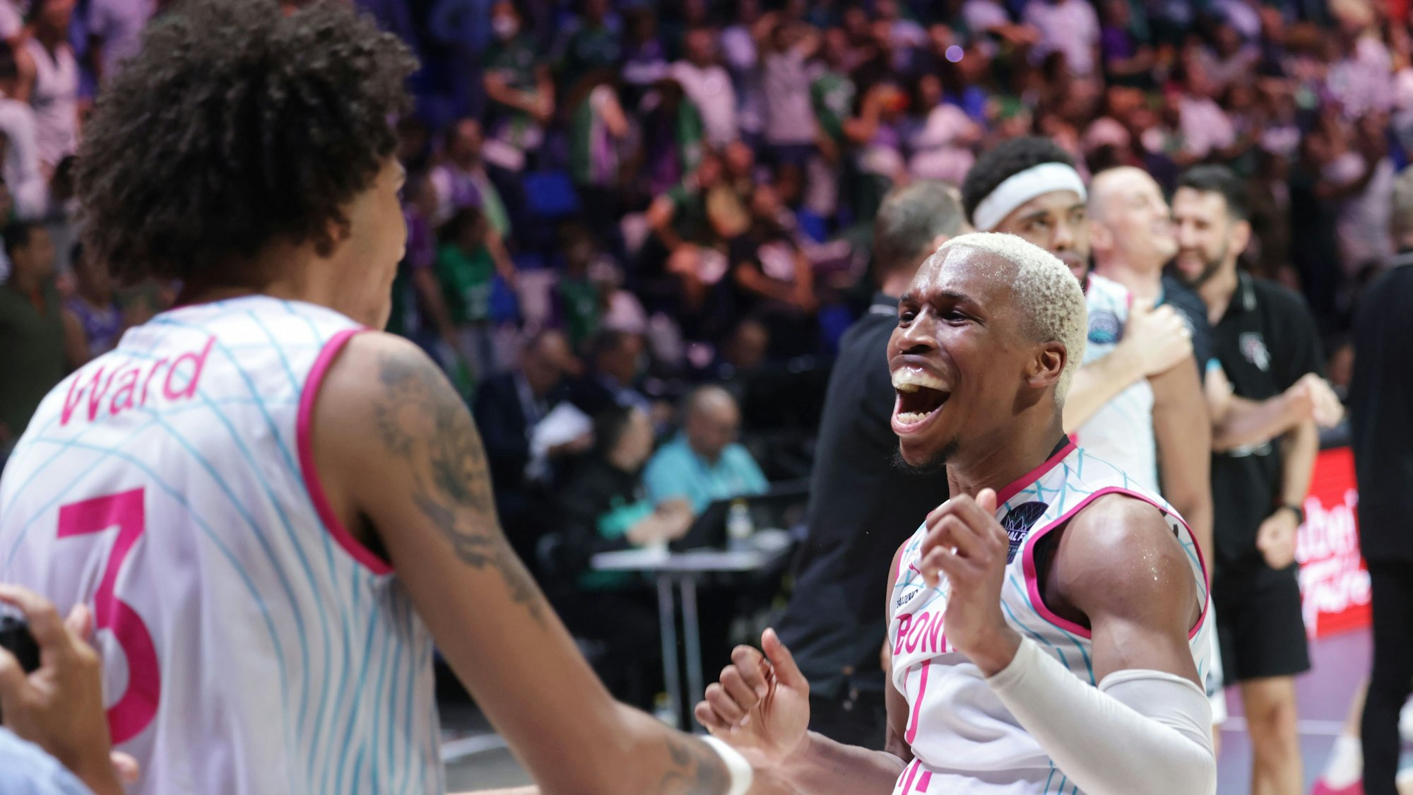 Geschafft: TJ Shorts und Tyson Ward feiern den Halbfinalsieg gegen Malaga.