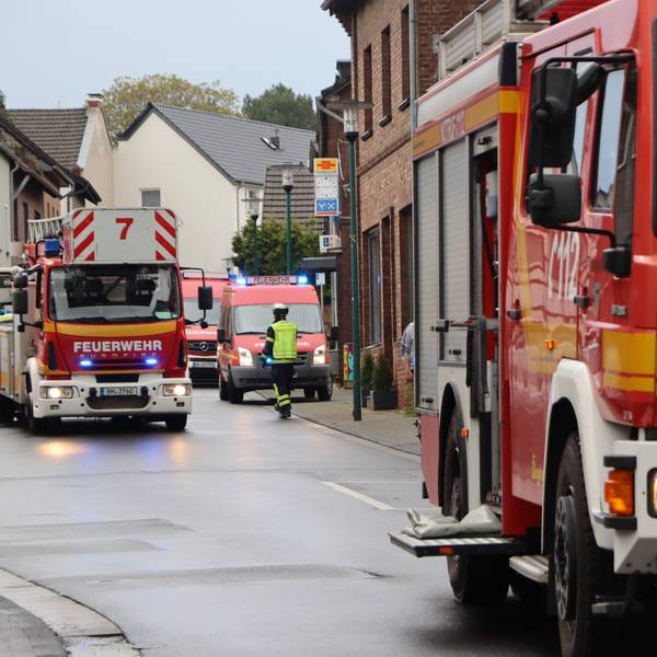 Feuerwehrautos bei einem Einsatz in Hürth.