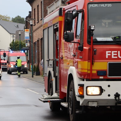 Feuerwehrautos bei einem Einsatz in Hürth.