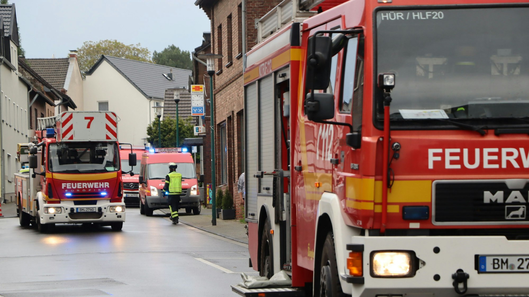 Feuerwehrautos bei einem Einsatz in Hürth.