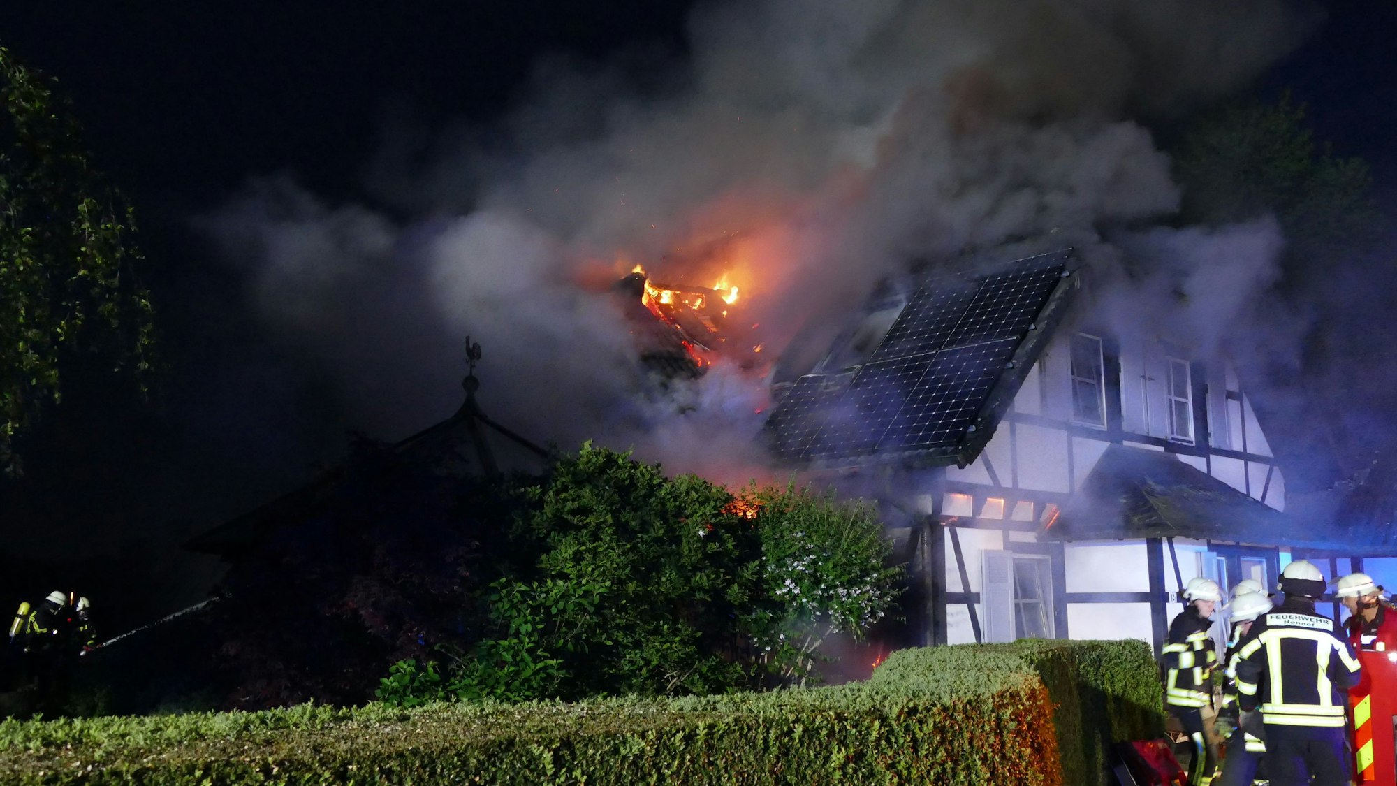 Bei Eintreffen der Feuerwehr stand der Dachstuhl des Hauses in Flammen.