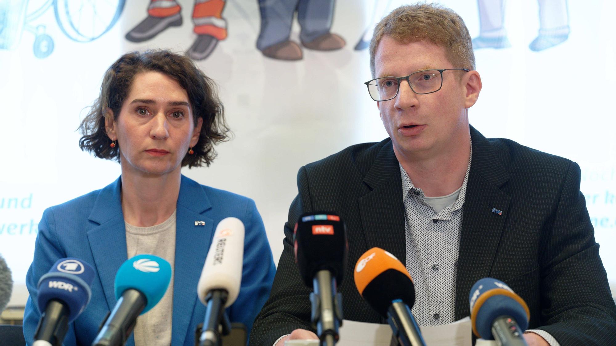 Die Verhandlungsführer der Eisenbahn- und Verkehrsgewerkschaft (EVG): Cosima Ingenschay und Kristian Loroch (Archivbild)