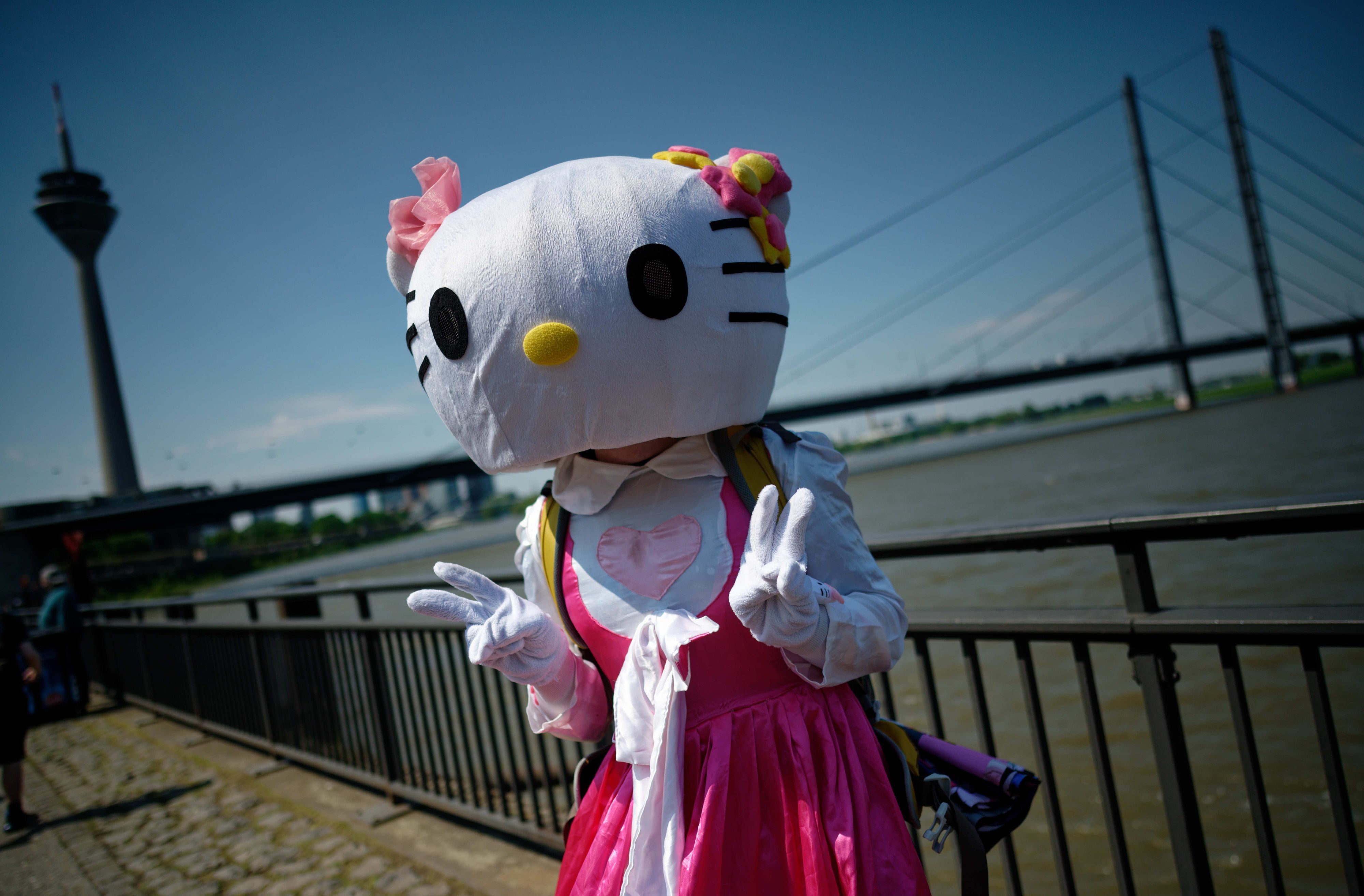Eine Cosplayerin zeigt beim 20. Japan-Tag ihr Kostüm den Zuschauern und Fotografen.