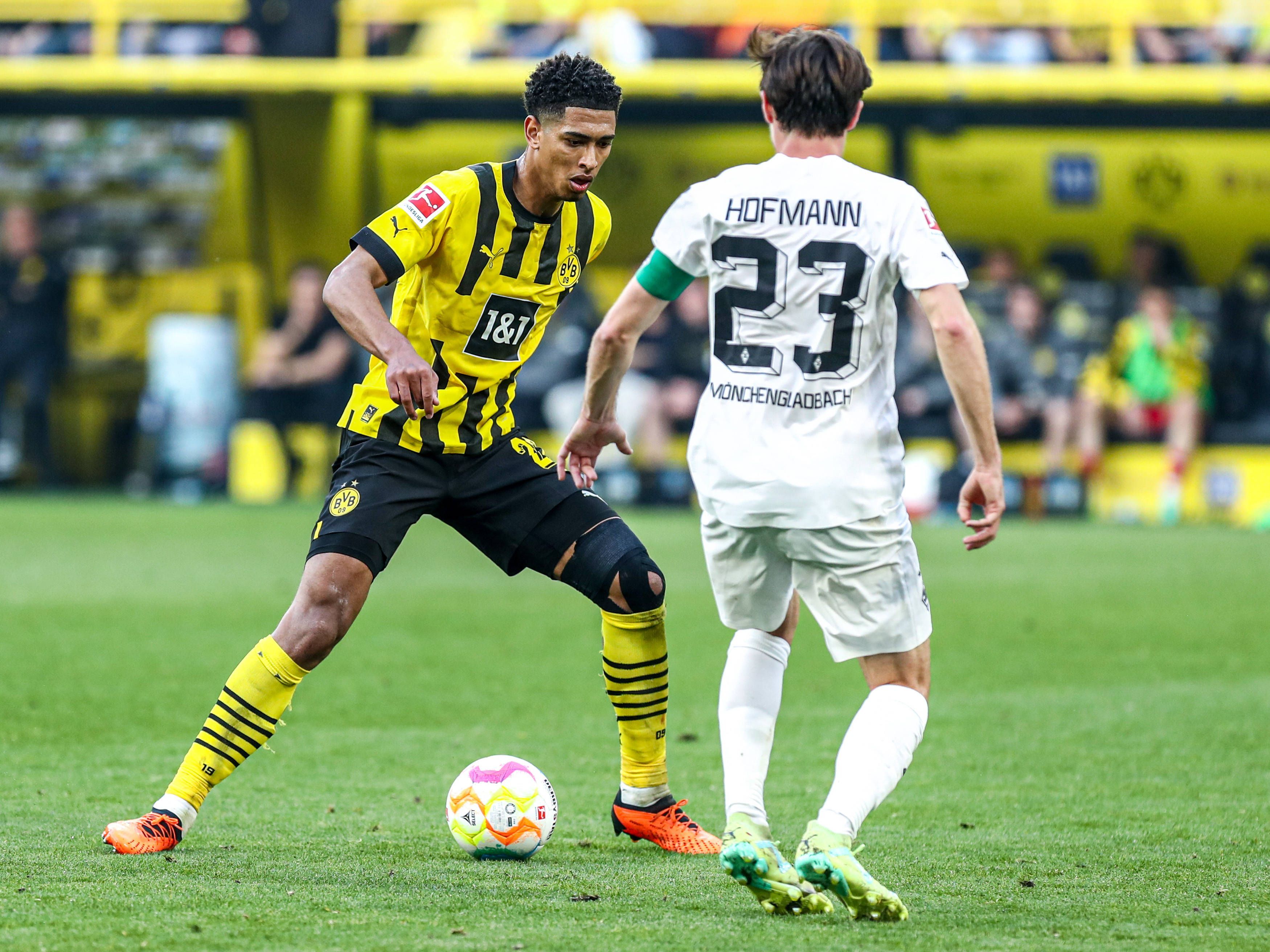 Jude Bellingham im Zweikampf gegen Jonas Hofmann. Die Dortmunder siegten mit 5:2 gegen Gladbach.