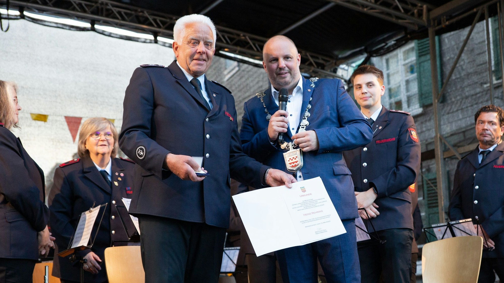 Bürgermeister Thul überreicht den Stadtdukaten an Heinz Rehring.