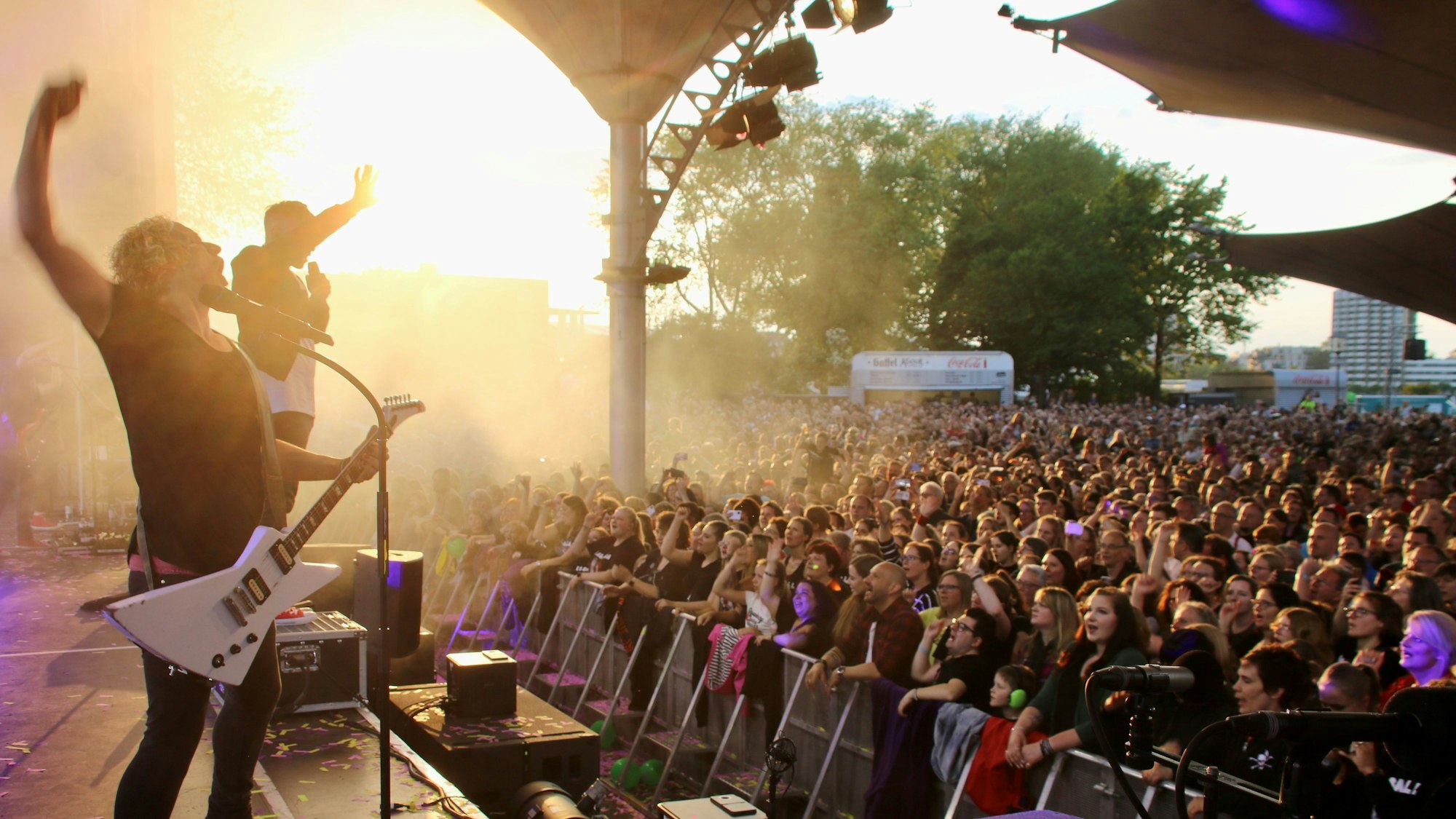 Saisoneröffnung am Tanzbrunnen im Mai in Köln, Auftritt von Kasalla.