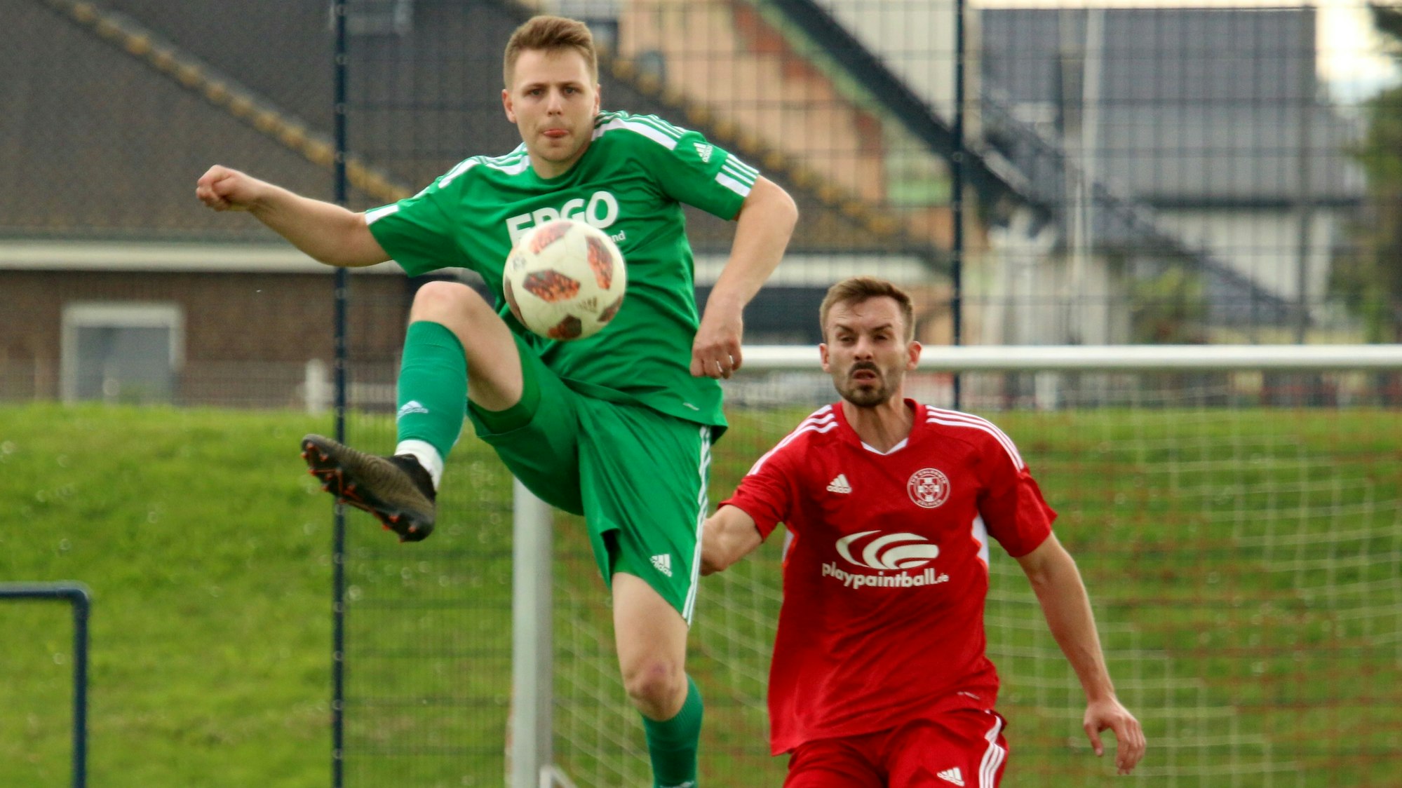 Hoch hinaus ging es für Sötenichs Stürmer Jens Knebel nur bei dieser Ballannahme.