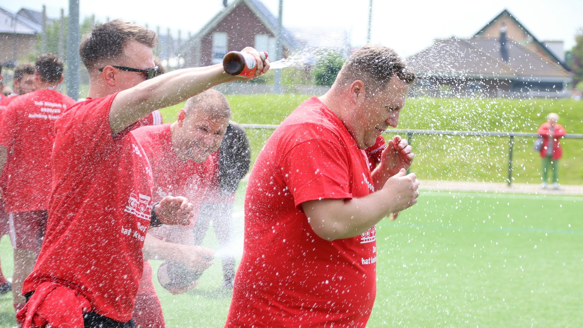 Bierduschen gab es auf dem Zülpicher Sportplatz.