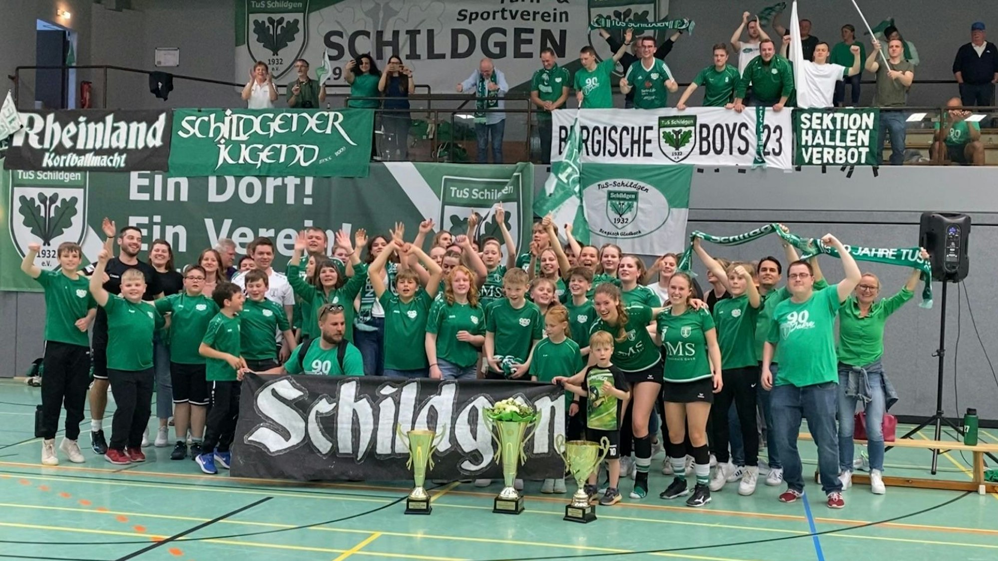 Der TuS Schildgen jubelt.