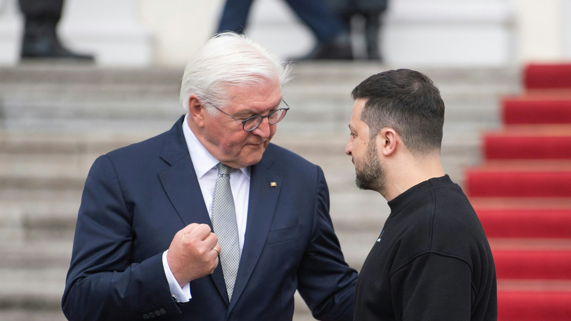 Wolodymyr Selenskyj (r), Präsident der Ukraine, wird von Bundespräsident Frank-Walter Steinmeier nach ihrem Gespräch vor dem Schloss Bellevue verabschiedet.