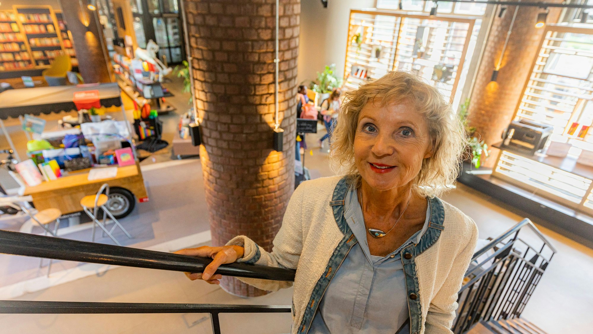 Leiterin Hannelore Vogt in der 2018 umgestalteten Stadtteilbibliothek Kalk.