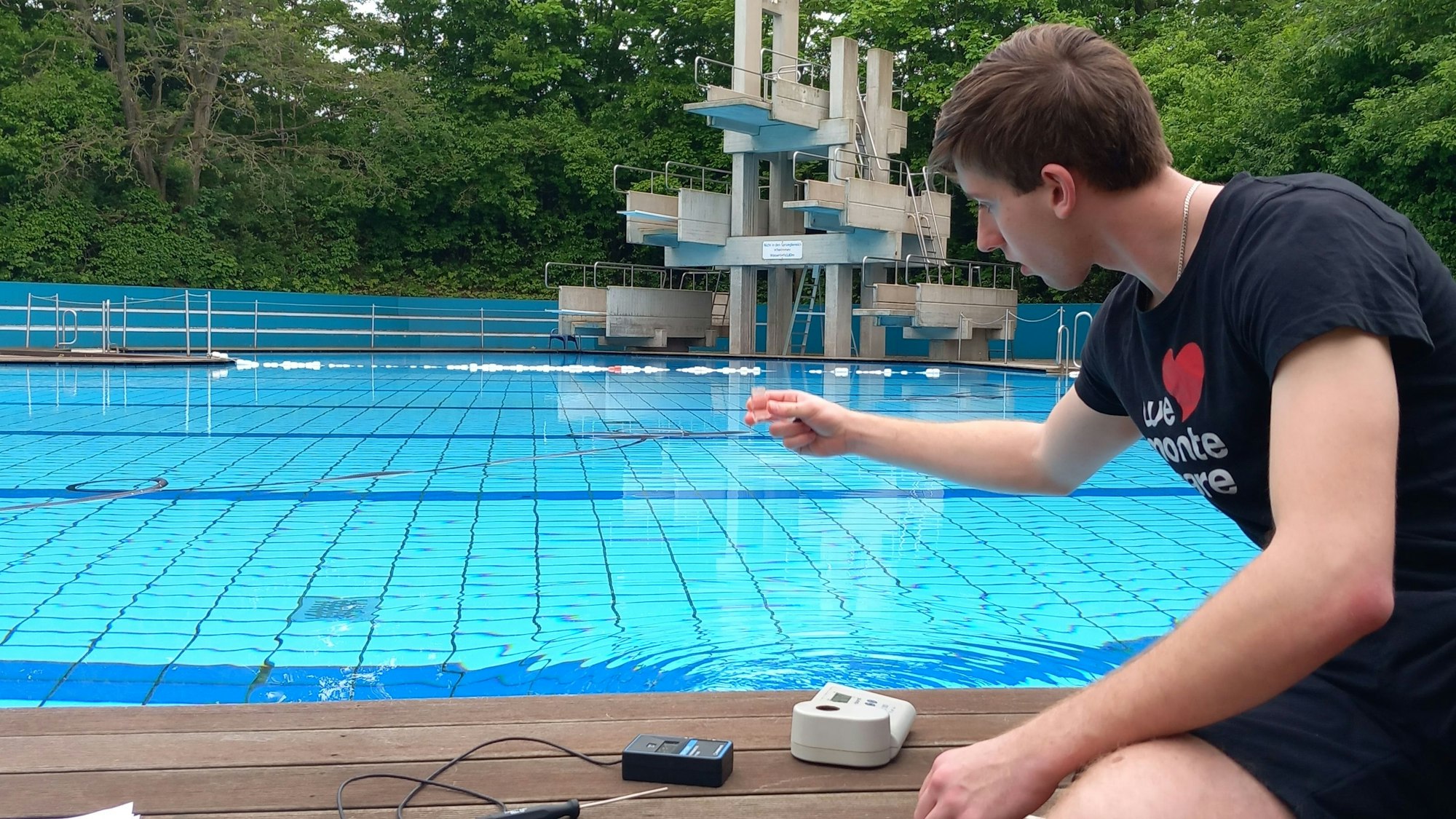 11.5.2023 Rheinbach Monte Mare - Janus Orts (19) Azubi nimmt Wasserprobe