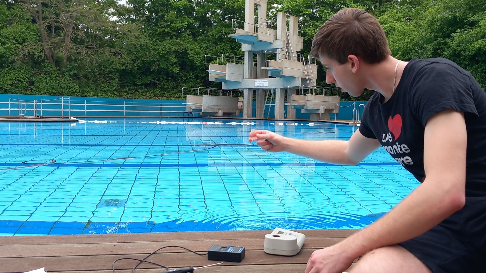 11.5.2023 Rheinbach Monte Mare - Janus Orts (19) Azubi nimmt Wasserprobe