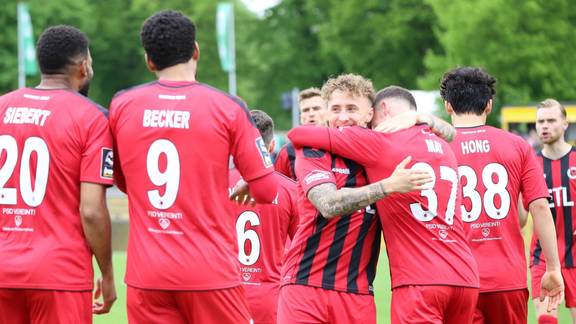 Koeln feiert das 3:1, SpVgg Bayreuth vs. FC Viktoria Koeln, Fussball, 3.Liga, 2022/2023, 36.Spieltag, 13.05.2023 SpVgg Bayreuth vs. FC Viktoria Koeln, Fussball, 3.Liga, 2022/2023, 36.Spieltag, 13.05.2023 Bayreuth *** Koeln celebrates the 3 1, SpVgg Bayreuth vs FC Viktoria Koeln, football, 3 Liga, 2022 2023, 36 match day, 13 05 2023 SpVgg Bayreuth vs FC Viktoria Koeln, football, 3 Liga, 2022 2023, 36 match day, 13 05 2023 Bayreuth Copyright: xEibner-Pressefoto/MarcusxFoersterx EP_EER