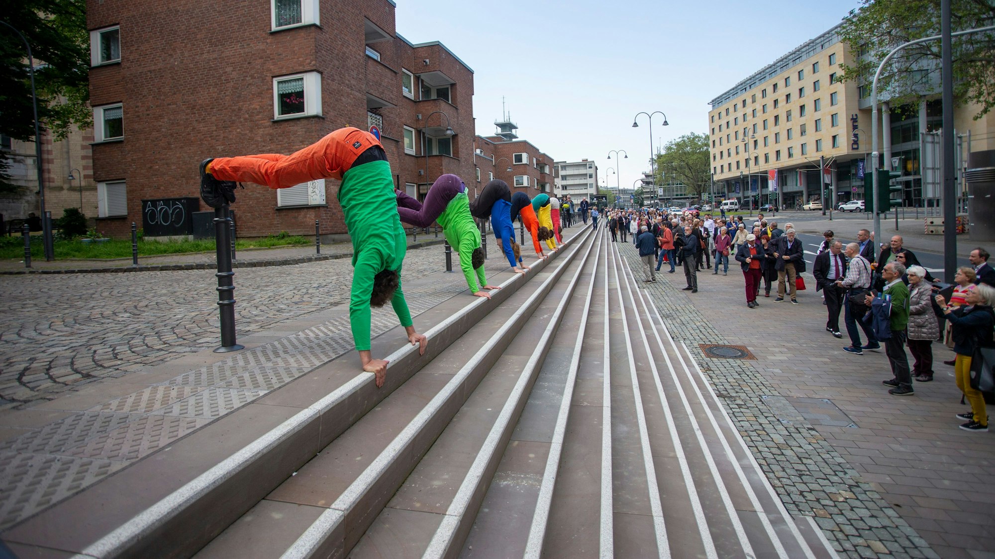 Tänzer tanzen bei der offiziellen Eröffnung der Freitreppe An Sankt Maria im Kapitol.