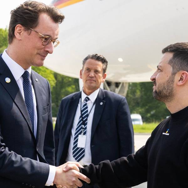 Nordrhein-Westfalens Ministerpräsident Hendrik Wüst (l, CDU) begrüßt den ukrainischen Präsidenten Wolodymyr Selenskyj in Aachen.