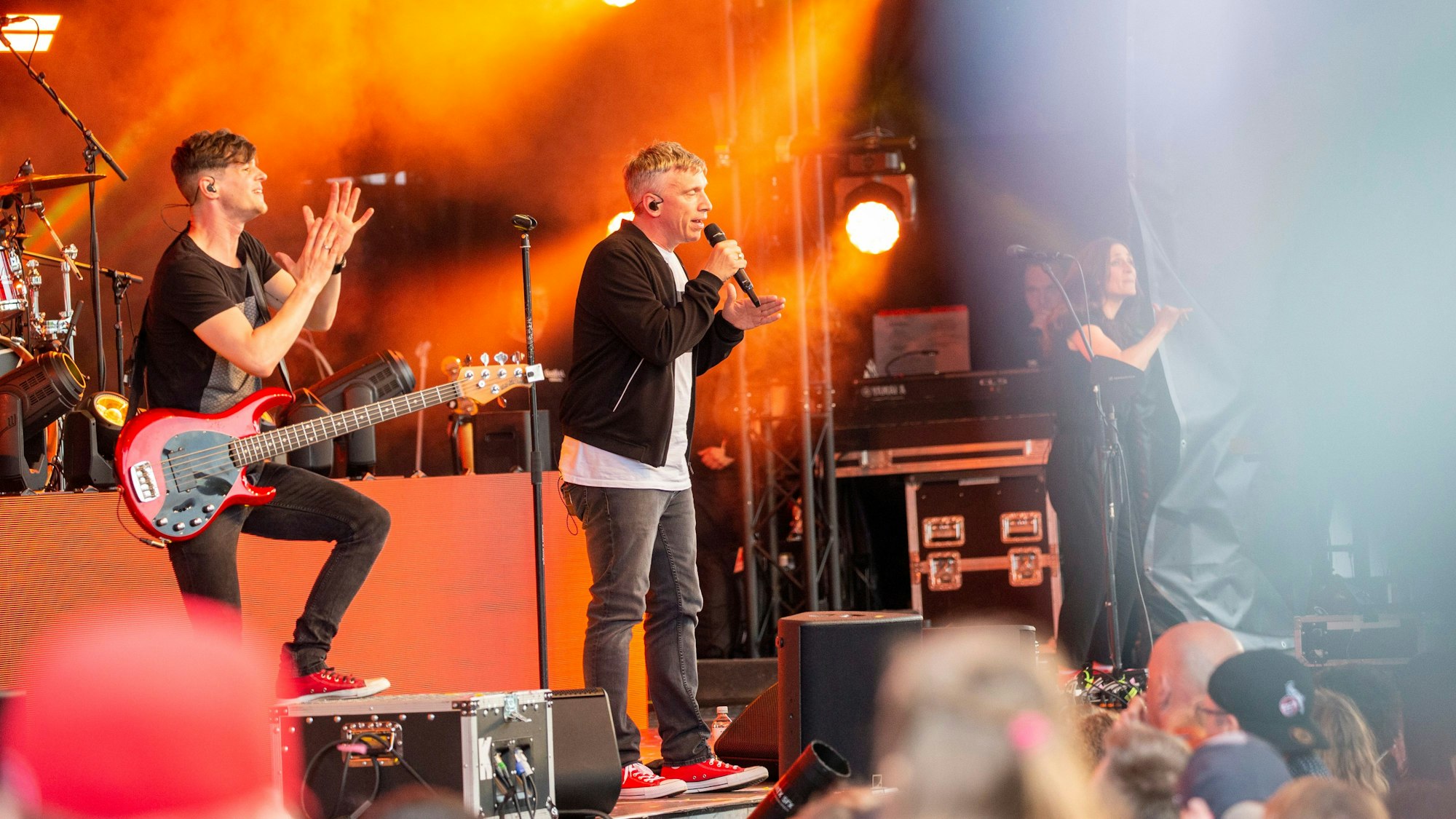 Auf der Bühne: Bastian Campmann mit Kasalla im Tanzbrunnen.