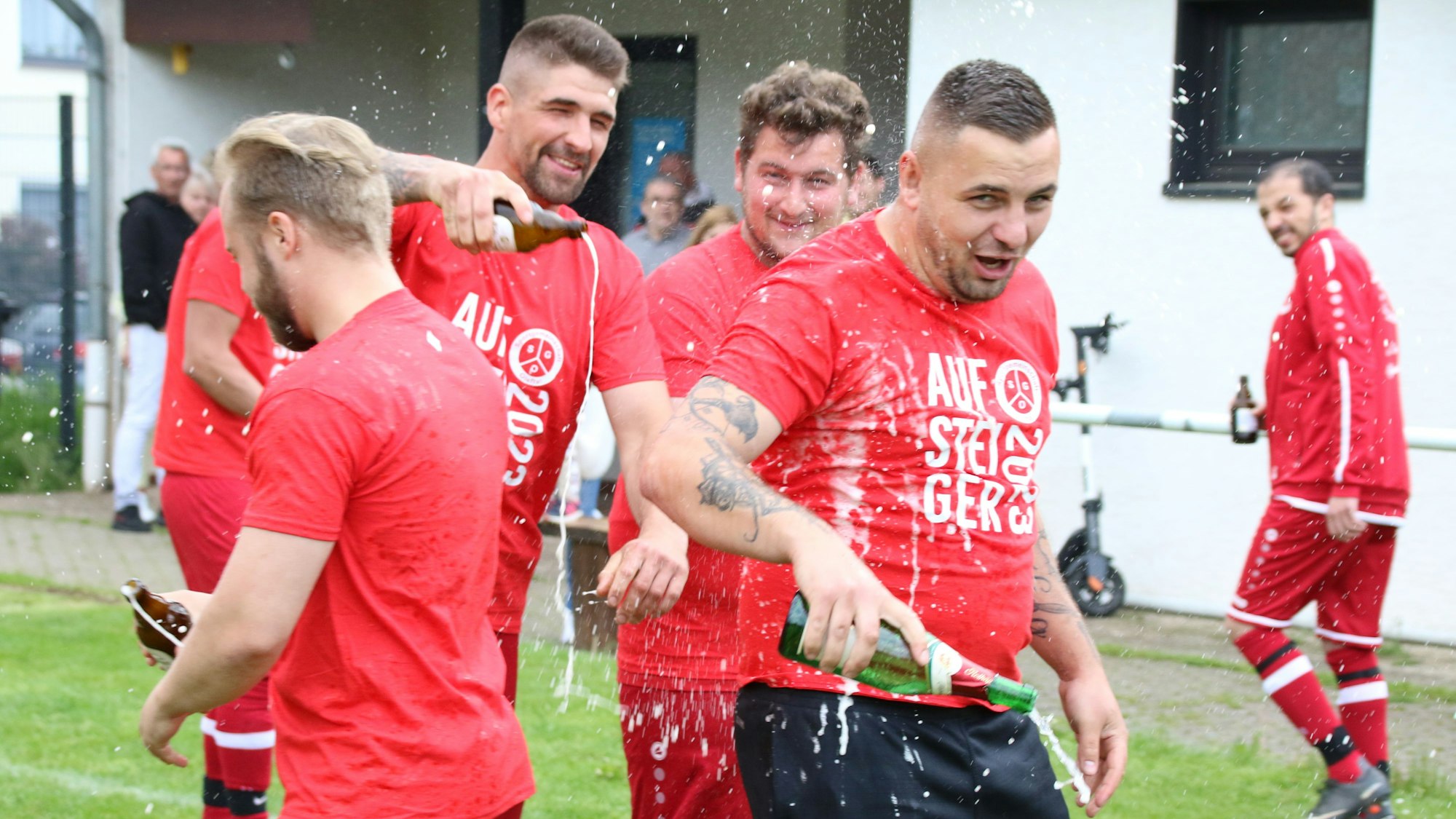 Feuchtfröhlich ging es in Olef zu.