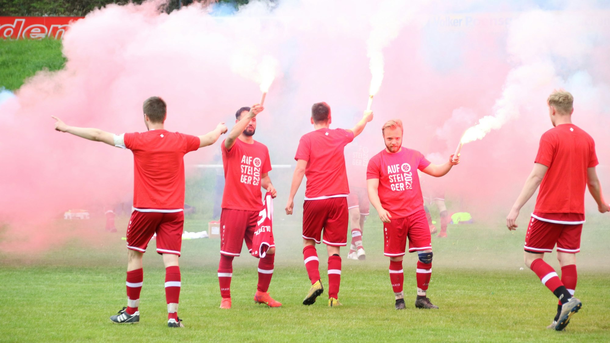 Ein rotes Farbenmeer: die SG Oleftal feiert den Wiederaufstieg in die Kreisliga B.