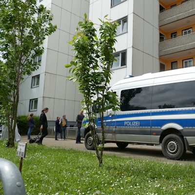 Die Polizei steht vor dem Hochhaus in Ratingen, in dem am Donnerstag etliche Polizisten und Feuerwehrleute verletzt wurden.