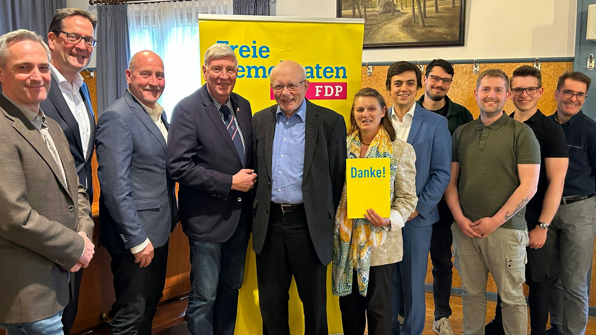 Der Ehrenvorsitzende Hans Reiff im Kreis zahlreicher politischer Mitstreiter, darunter Ex-NRW-Innenminister Ingo Wolf, MdB Markus Herbrand und Kreisparteivorsitzender Frederik Schorn.