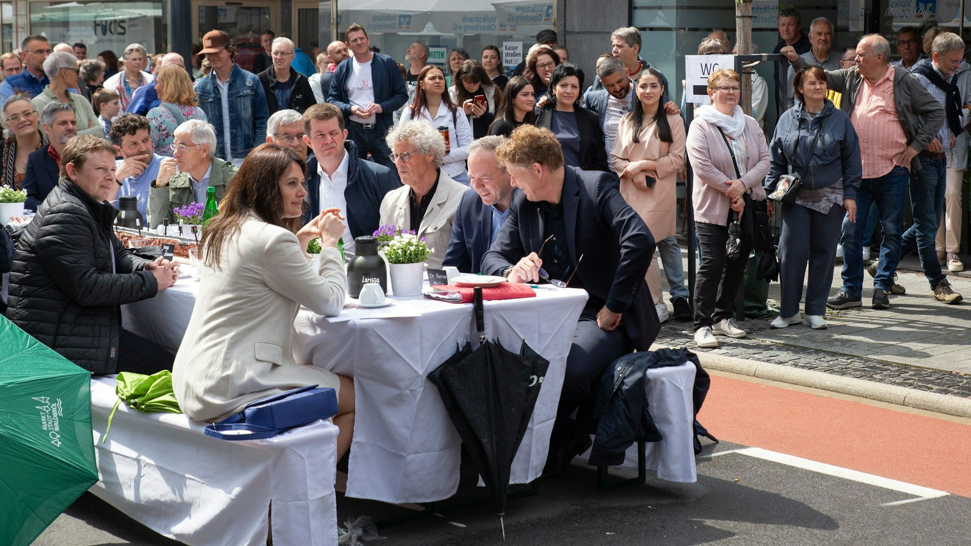Mit einer gut 200 langen Festtafel wurde im Mai 2023 in Waldbröl die sanierte und umgebaute Kaiserstraße eingeweiht.