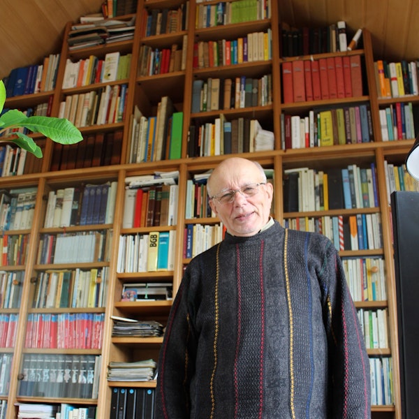 Hans Reiff in seinem privaten Büro in Kall-Scheven, im Hintergrund eine gut sortierte Bücherwand.