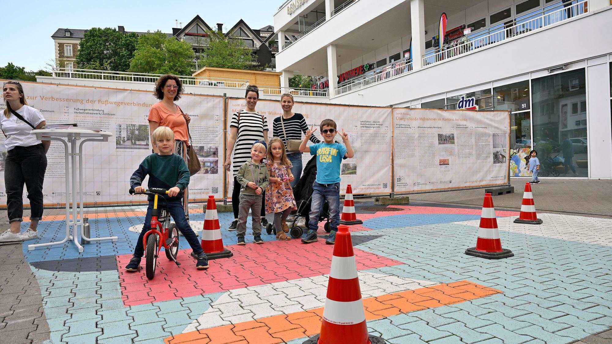 Das Foto zeigt Kinder in einem Parcours auf dem künftigen Fontänen-Brunnenfeld in Bensberg.