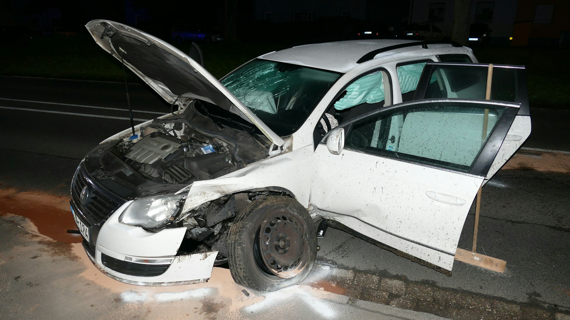 Das Auto steht schräg auf der Straße, alle Türen sind offen, Scheiben sind zerschlagen, die Reifen geplatzt. Unter dem Wagen ist Sand gestreut.