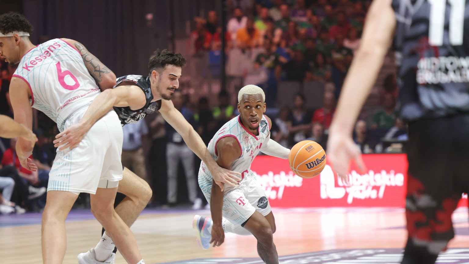 TJ Shorts II / Telekom Baskets Bonn vs. Hapoel Jerusalem Basketball Champions League BCL Final Four - Finale Foto: Jörn Wolter *** TJ Shorts II Telekom Baskets Bonn vs Hapoel Jerusalem Basketball Champions League BCL Final Four Photo Jörn Wolter