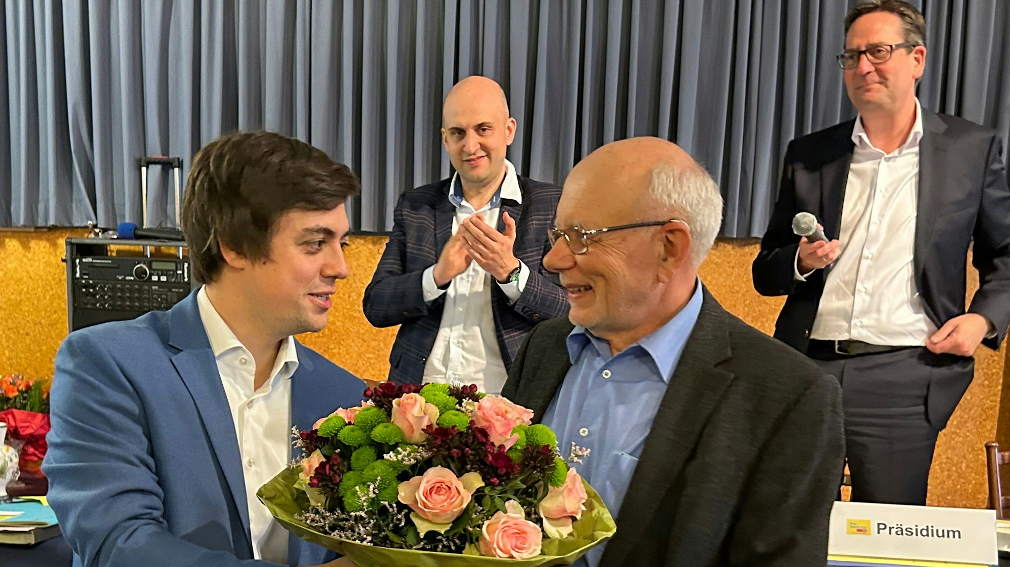 Frederik Schorn überreicht einen Blumenstrauß.