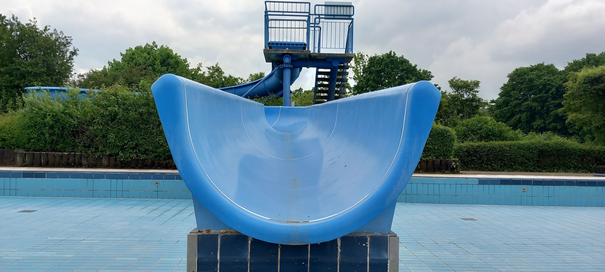 11.05.2023 Bornheim Freibad vorbereitet auf die Eröffnung am 15. Mai. Undichte Fugen an der Rutsche wurden (fast alle) repariert