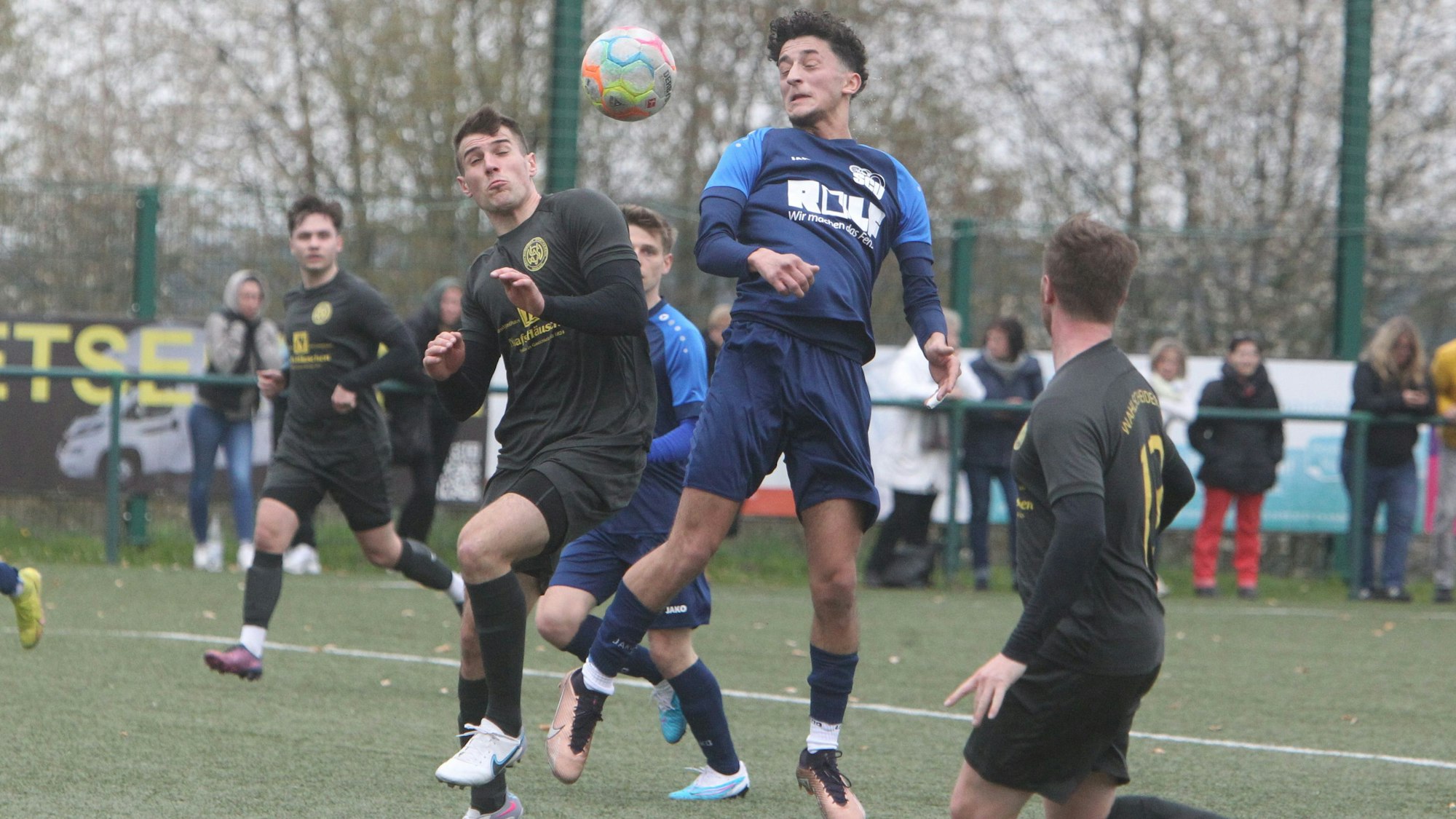 Kamil Süslü (Mitte) vom SC Uckerath