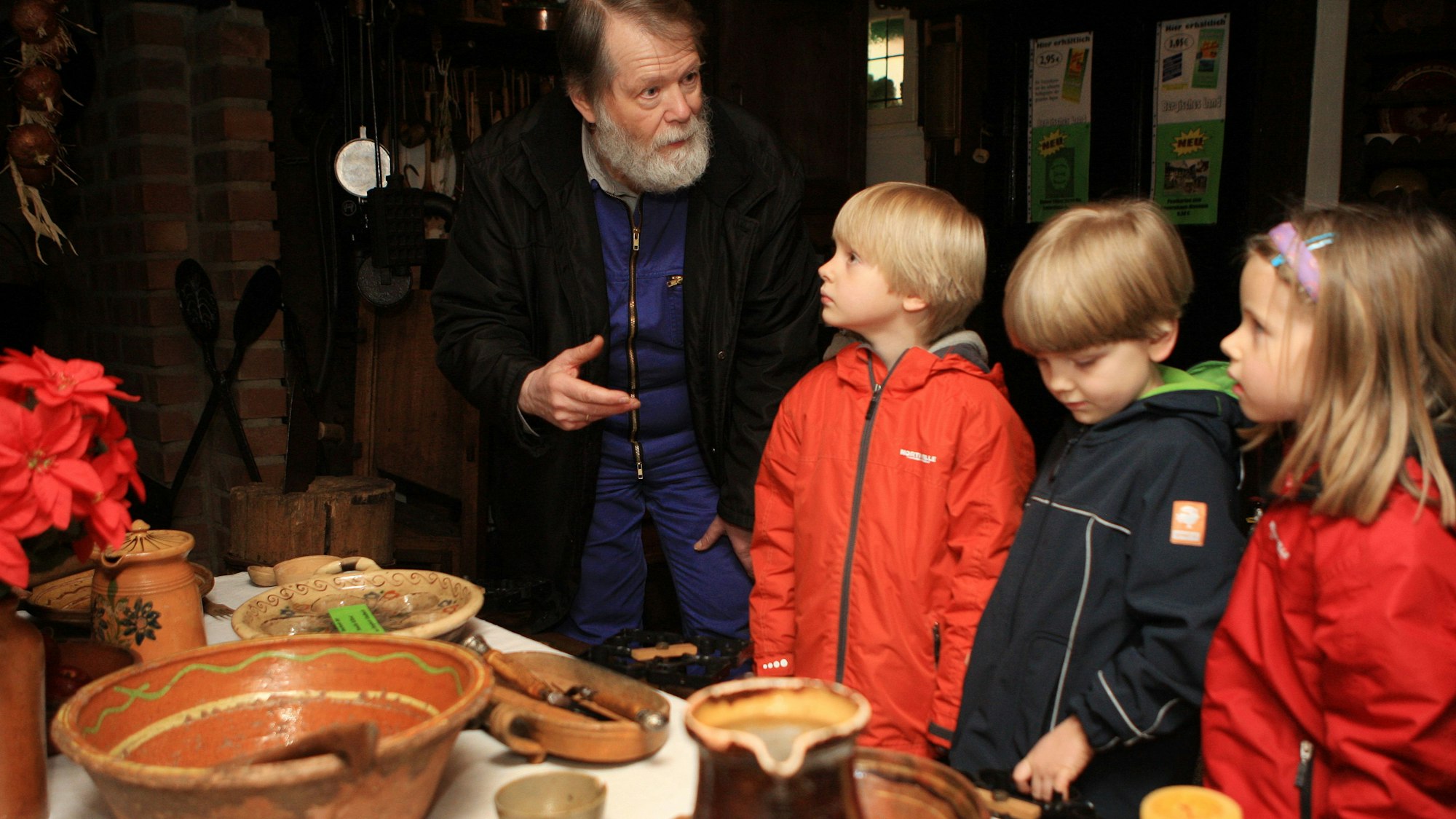 Kinder: Zoé, Finn und Jonas, Museumsleiter Wolfgang Clemens