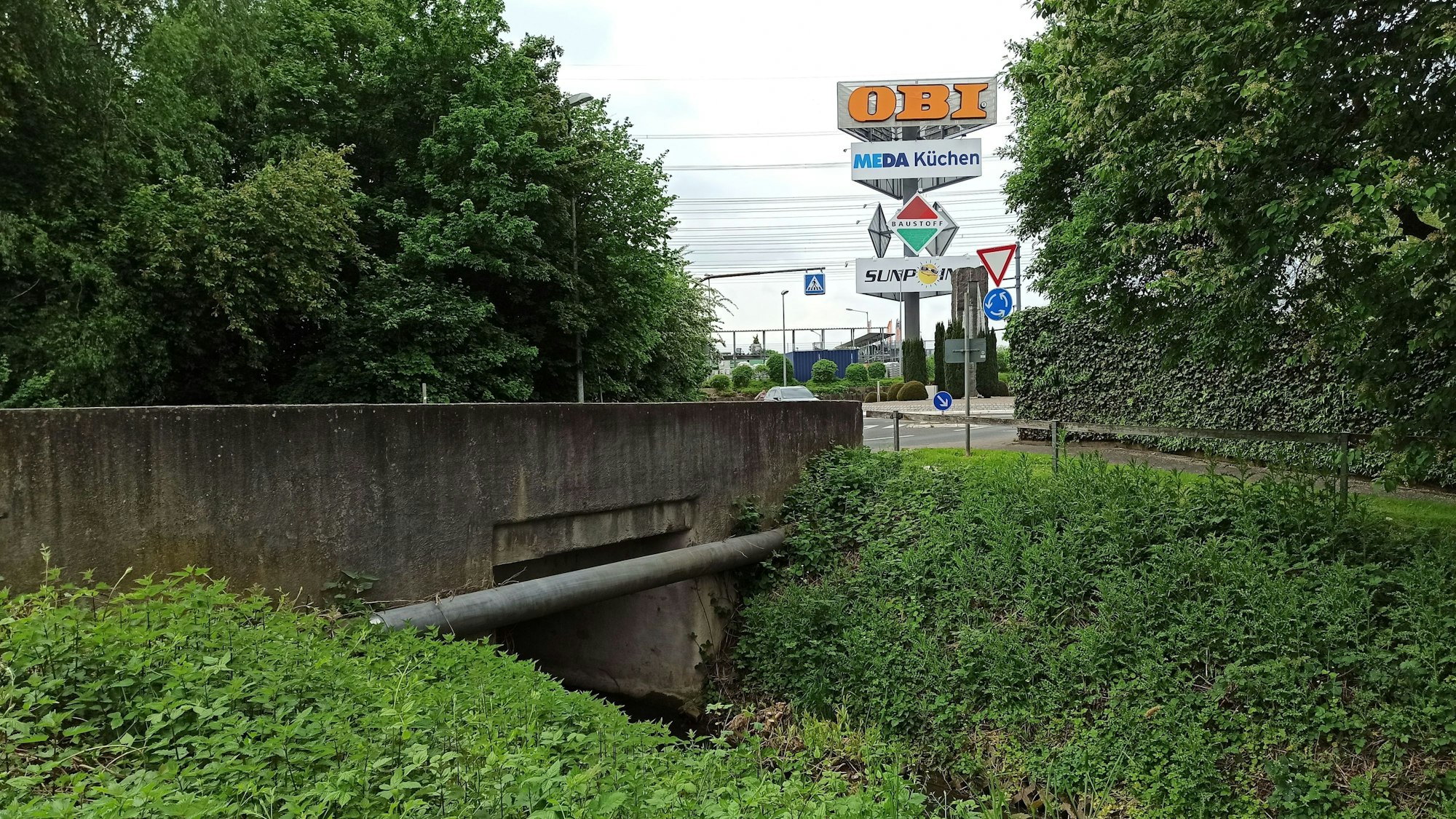 12. Mai 2023. Alfter-Oedekoven. Die marode Brücke über dem Hardtbach neben dem Alma-Gewerbepark in Oedekoven muss abgerissen und neu gebaut werden. Foto: Frank Engel-Strebel