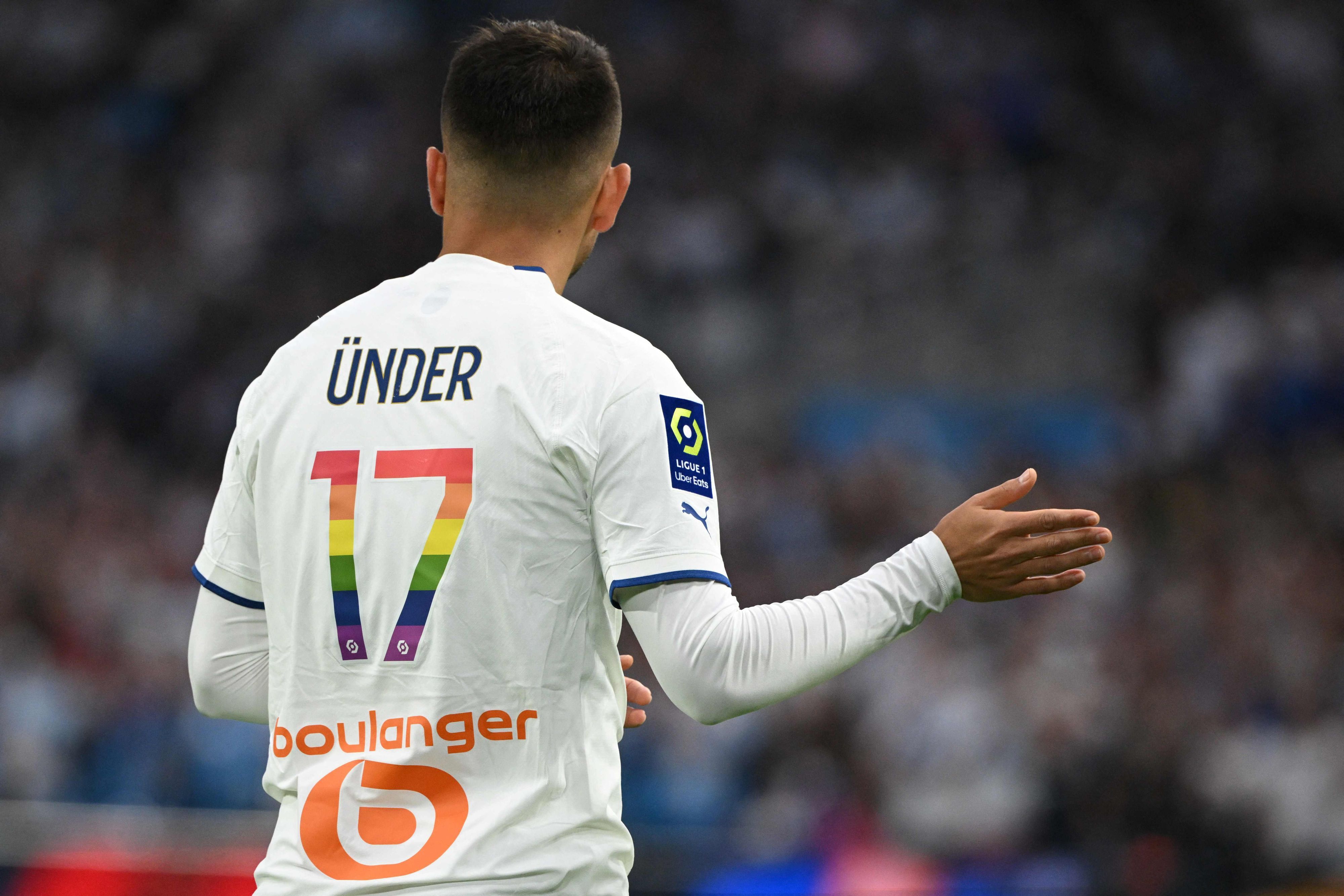 Der türkische Stürmer Cengiz Under von Marseille gestikuliert während des französischen Fußballspiels der Ligue 1 zwischen Olympique Marseille (OM) und SCO Angers.