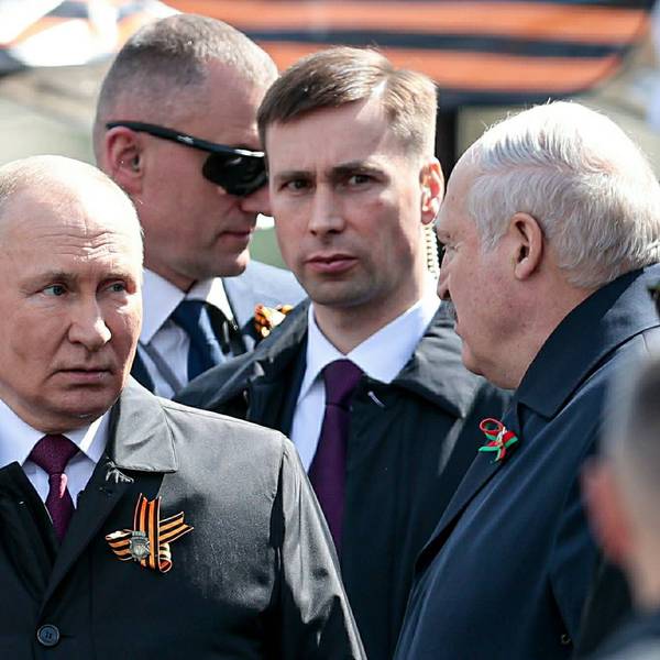Letzter öffentlicher Auftritt: Alexander Lukaschenko (r.) im Gespräch mit Wladimir Putin (l.) bei der Militärparade am 9. Mai in Moskau. Der belarussische Diktator reiste vorzeitig ab – und wurde seitdem nicht mehr gesehen.