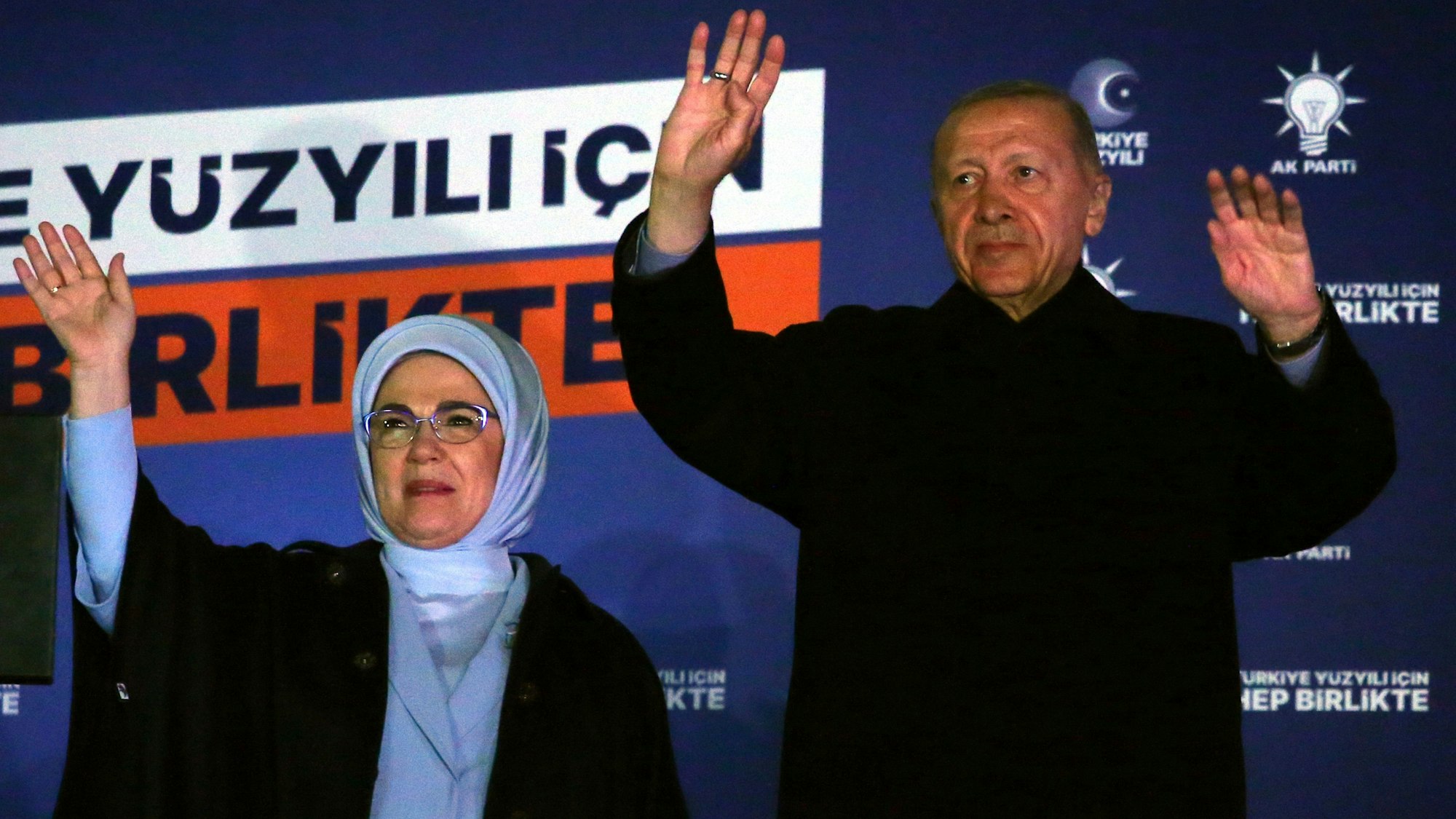 Der türkische Präsident Recep Tayyip Erdogan und seine Frau Emine winken.