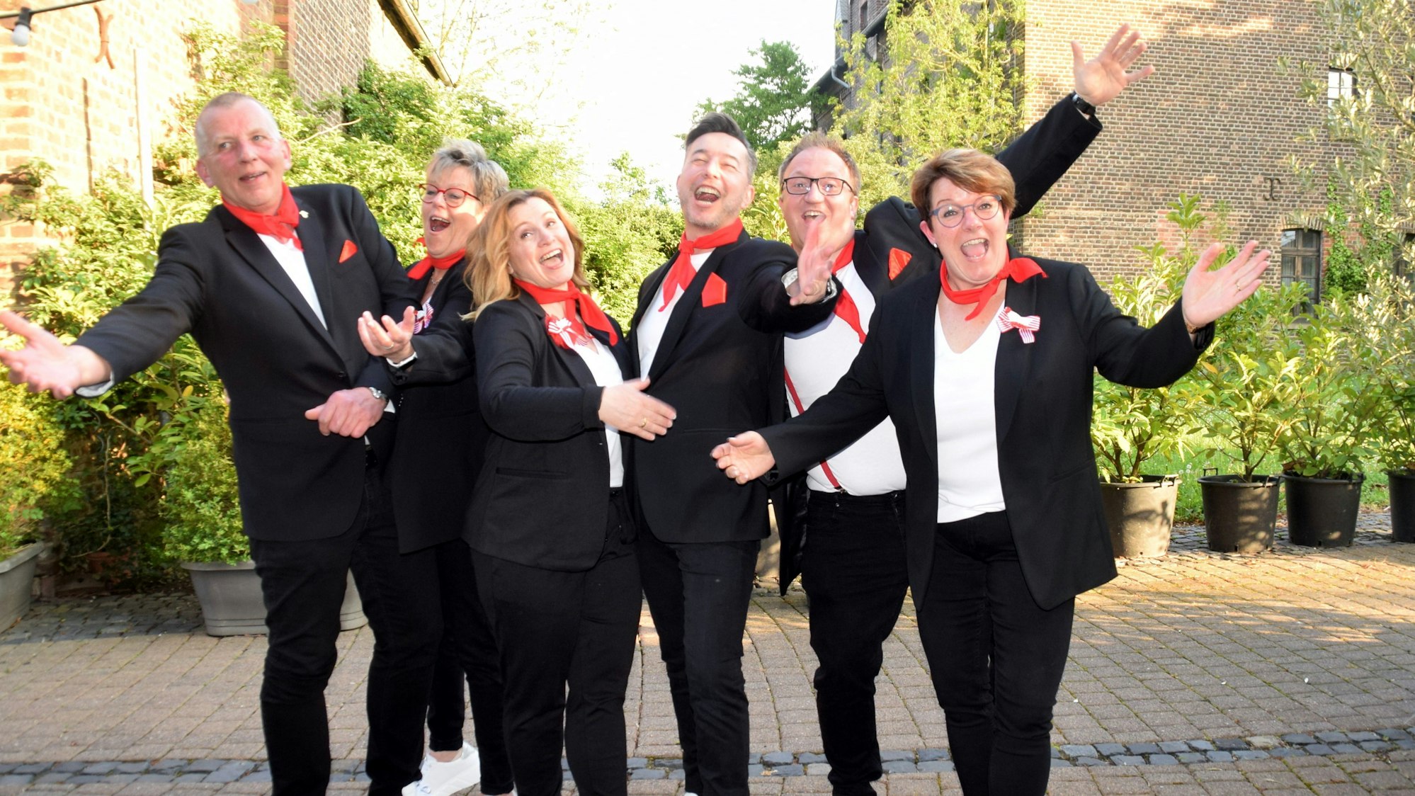 15. Mai 2023. Swisttal-Heimerzheim. GroHeiKa stellt ihr designiertes Tollitätenpaar Prinz Joey I. (3. von rechts) und Prinzessin Ulli I. (3. von links) vor. Foto: Frank Engel-Strebel