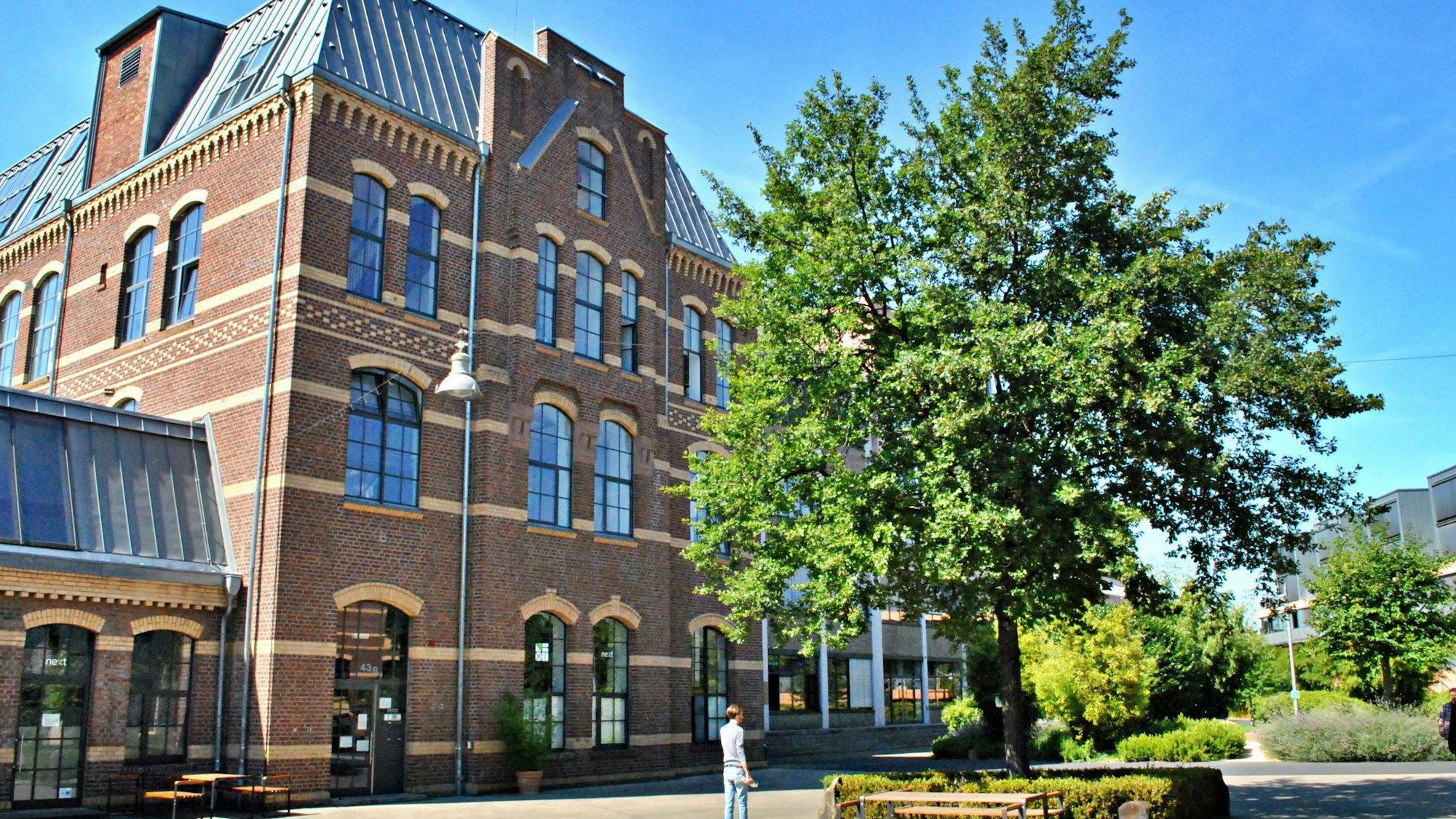 Ein Gebäude des Vulkan-Gewerbeparks in Köln-Ehrenfeld mit begrünter Außenfläche.