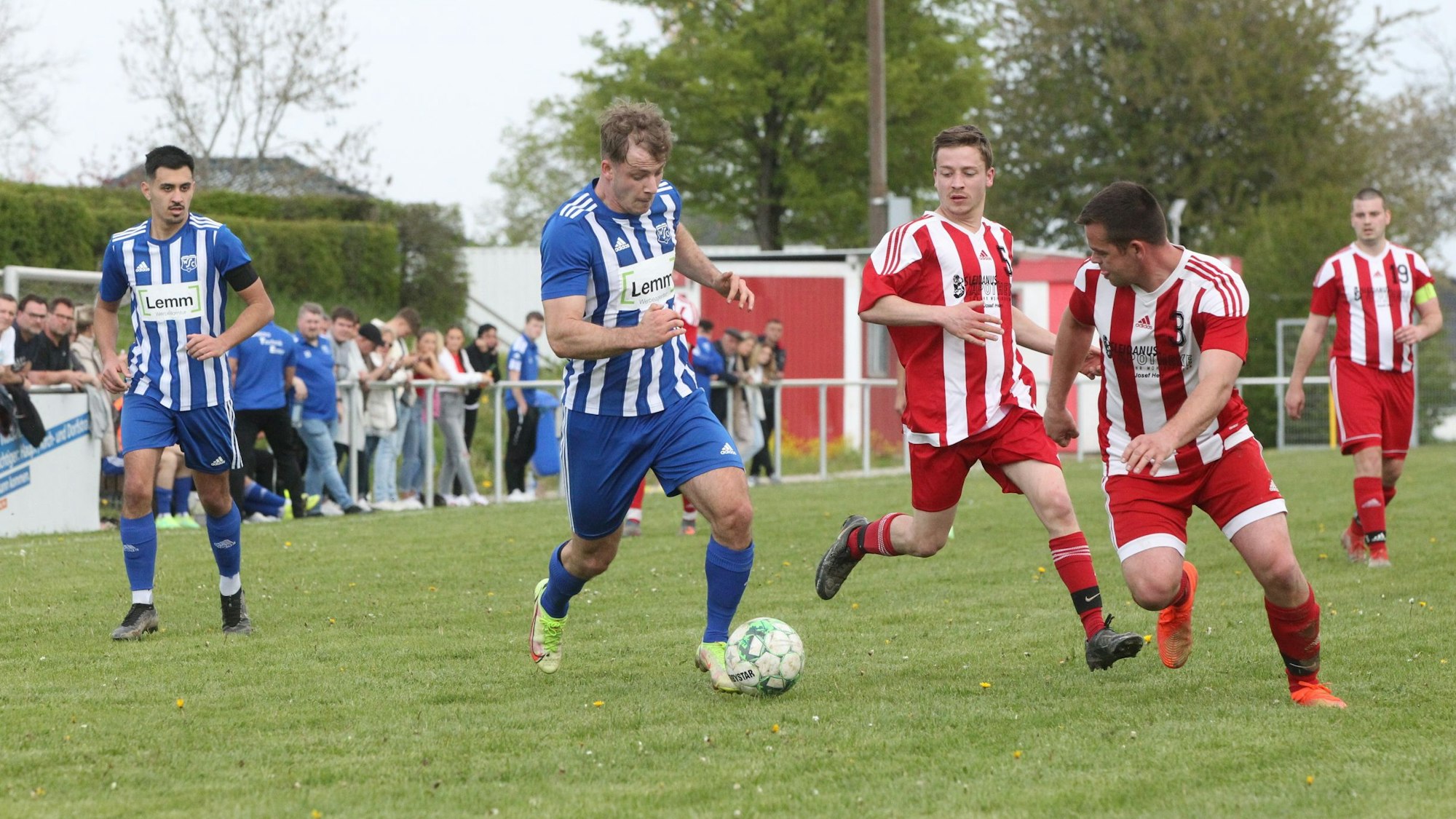 Ungleiches Duell: Wißkirchens Ben Decker wird von Andreas Wolter (r.) und Mika Welter laufen gelassen.