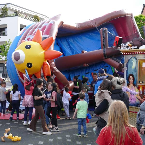 Die Hüpfburg auf dem Frouardplatz im Moment des Umkippens.